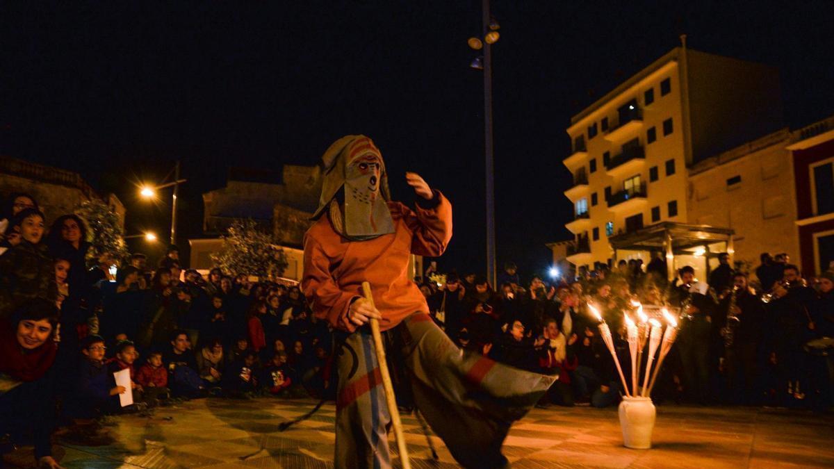 Baile de las &#039;Dimonies&#039; en la plaza Sant Jaume de Manacor durante un Sant Antoni.