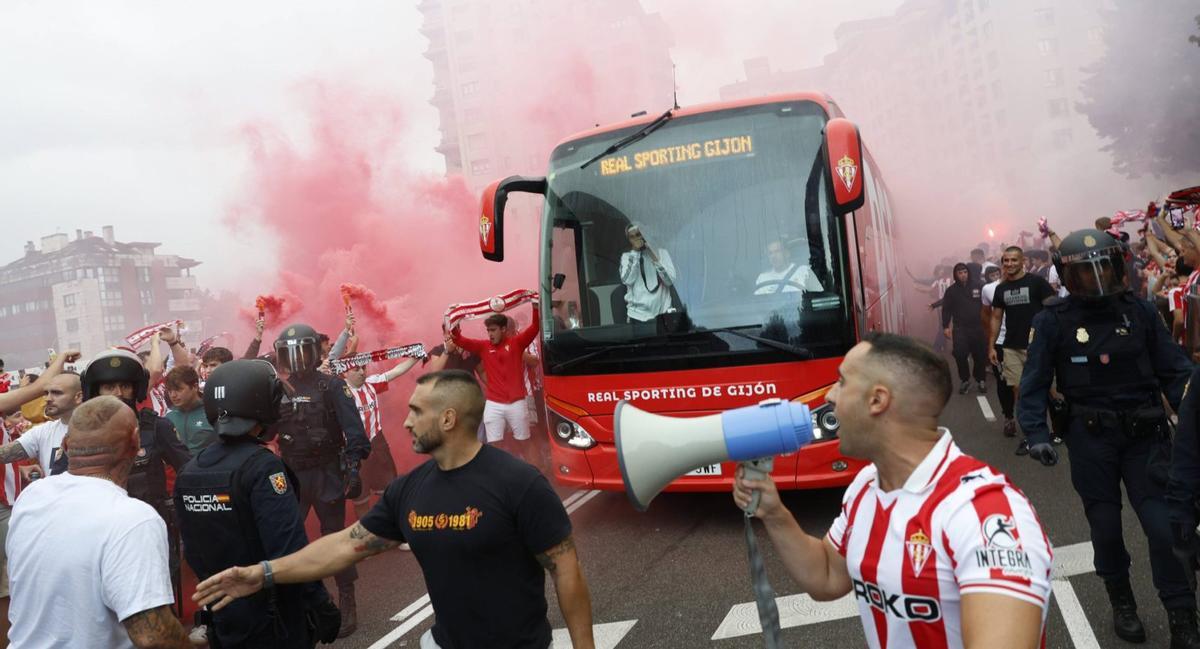 Afición del Sporting recibiendo el autobús del conjunto a su llegada a El Molinón para disputar el encuentro ante la Cultural el pasado agosto. | MIKI LÓPEZ