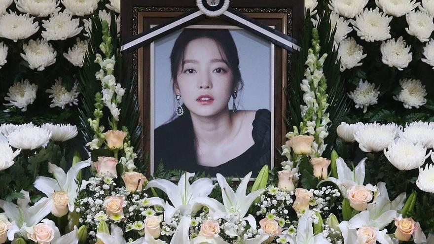 Els fans de Goo Hara han improvisat un altar amb fotos i flors