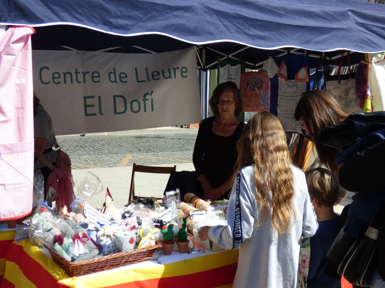 Figueres bull de gent amb les fires de carrer del Menestral