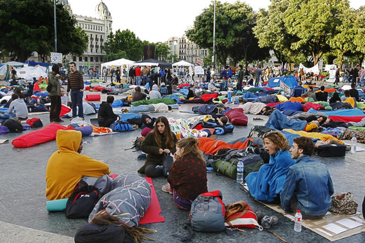 Alguns dels acampats a la plaça de Catalunya, a primera hora d’aquest divendres.