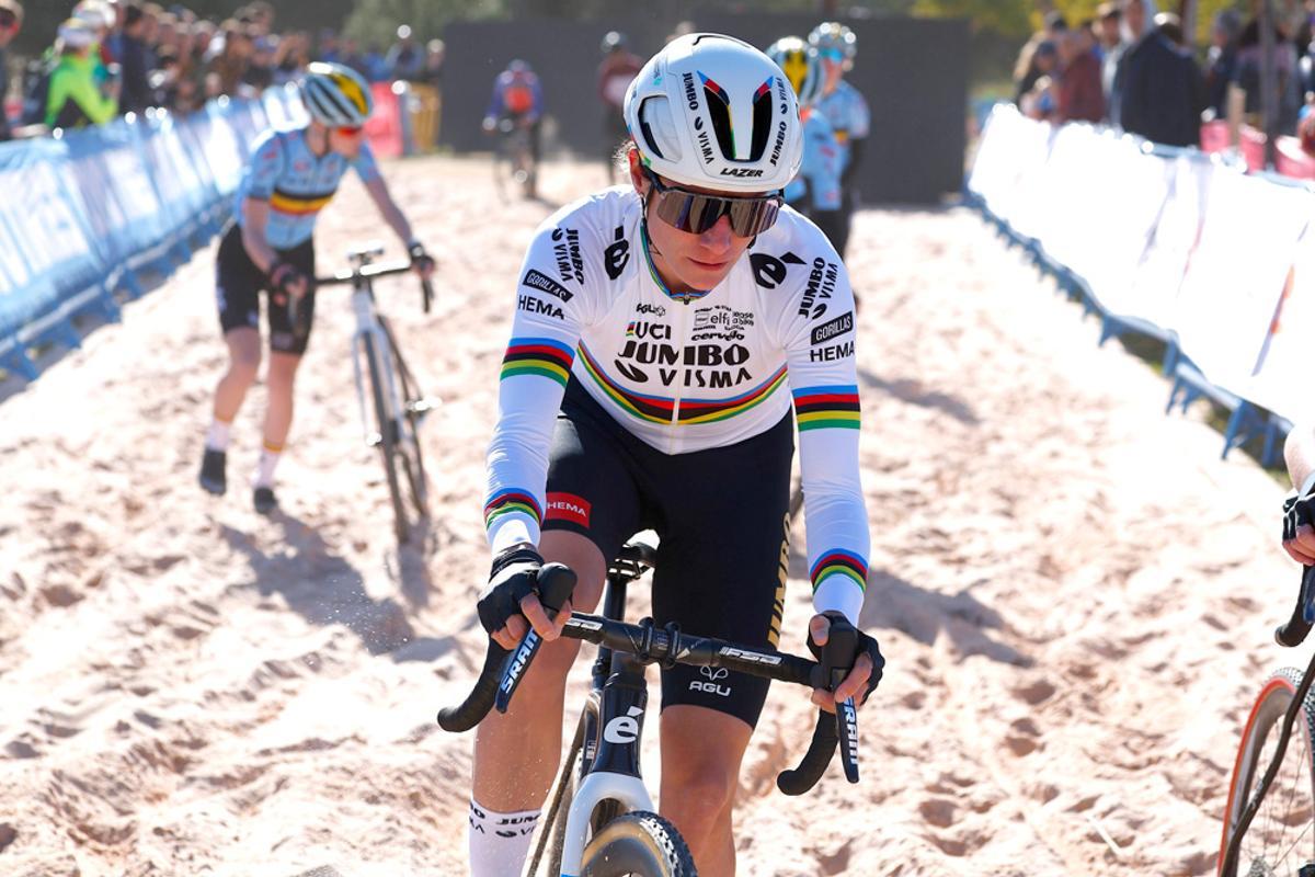 Marianne Vos, en el banco de arena durante la Copa del Mundo de Ciclocross UCI – Benidorm Costa Blanca 2023.