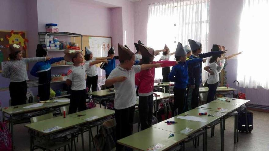 Alumnos de Primaria, ayer, descubriendo la historia de Colón en el colegio Gloria Rodríguez de Soto del Barco.