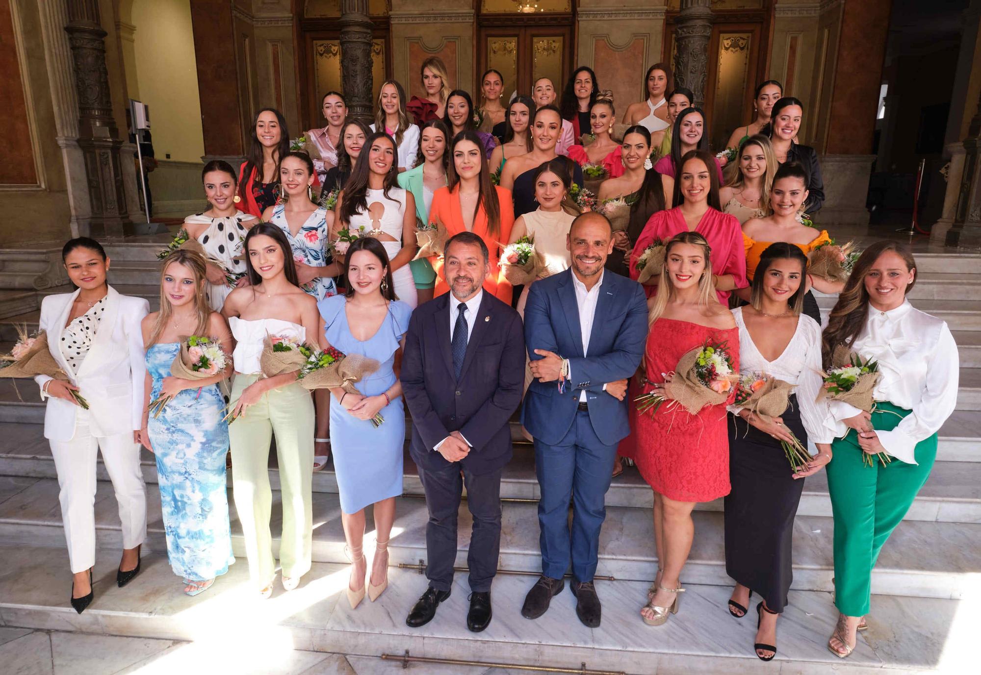 El alcalde recibe a las candidatas y candidatas a reina y romeros de las Fiestas de Mayo