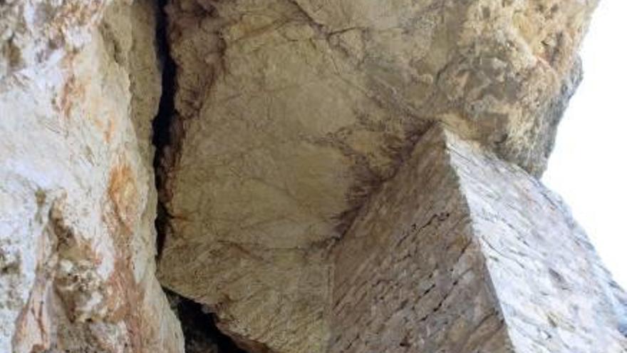 La vía con la señales tapadas en el tramo de la Garganta. Un pilar de piedra y las traviesas rotas.