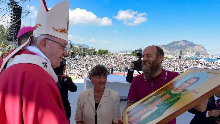 El Papa recibe un retato de Giuseppe Puglisi, sacerdote asesinado por la Cosa Nostra. // Vatican Media