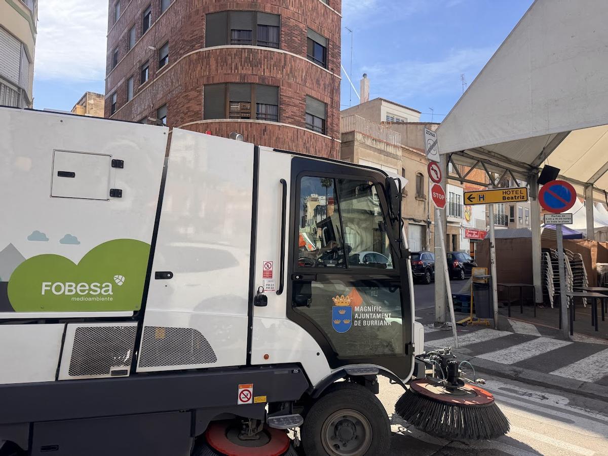 Un vehículo de Fobesa limpia un tramo de una calle en Burriana.