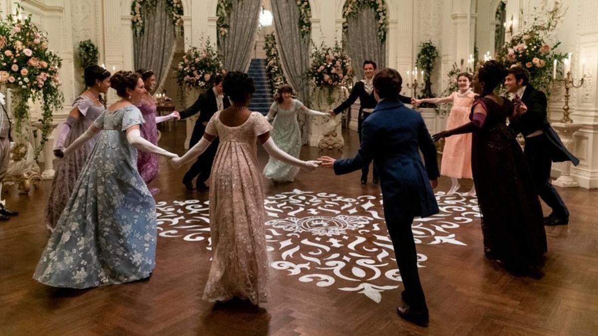 Baile en palacio de las familias Bridgerton y Sharma, en la segunda temporada de 'Los Brigderton'.