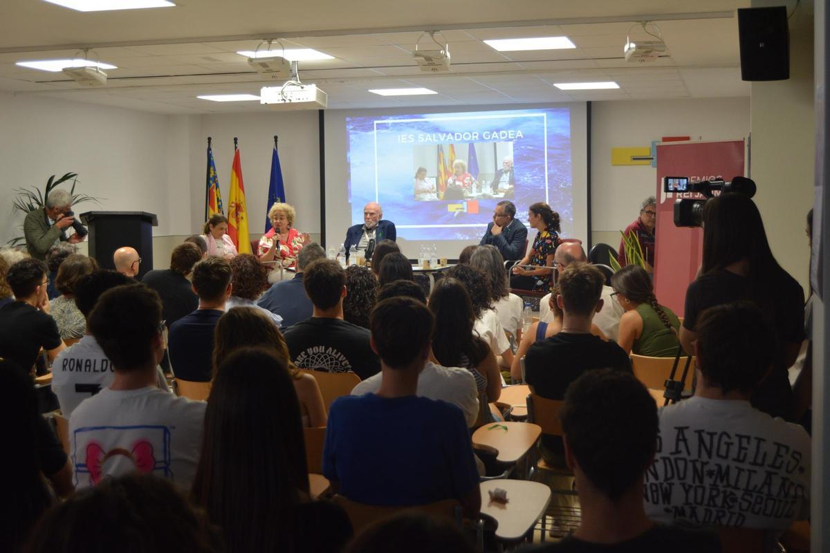 La sala del IES Salvador Gadea llena para recibir al Premio Novel de Física.