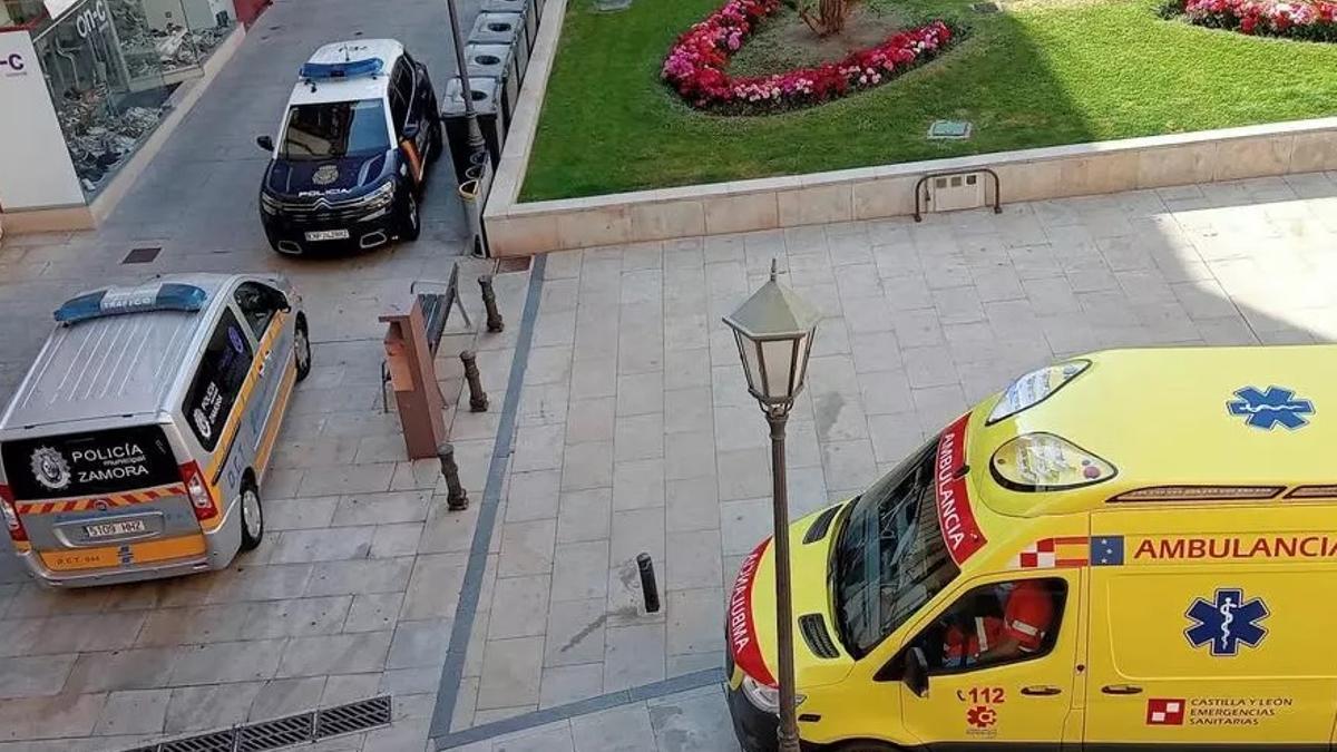 La ambulancia que atendió al herido a su llegada a la plaza de Zorrilla.