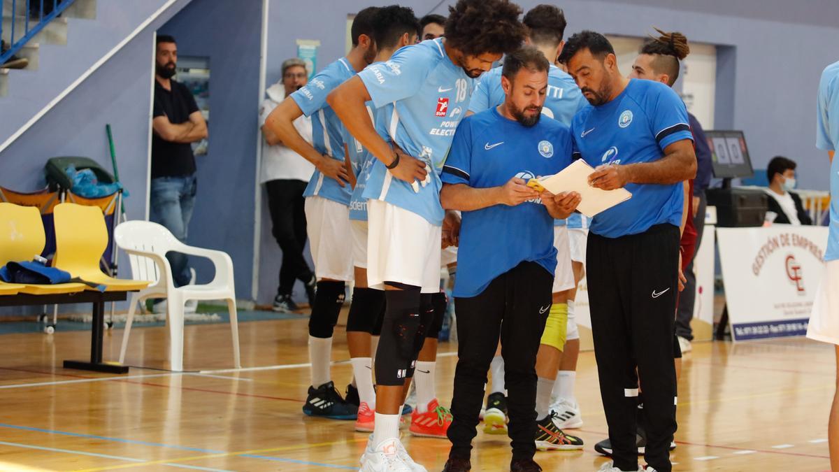 Ariel Olmedo conversa con Matías Pacini, su segundo técnico, que toma provisionalmente la dirección del equipo celeste.