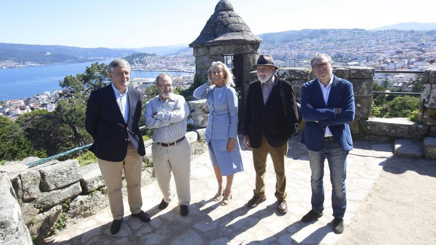 Corina Porro, junto a otros exalcalde de la ciudad. // R. Grobas