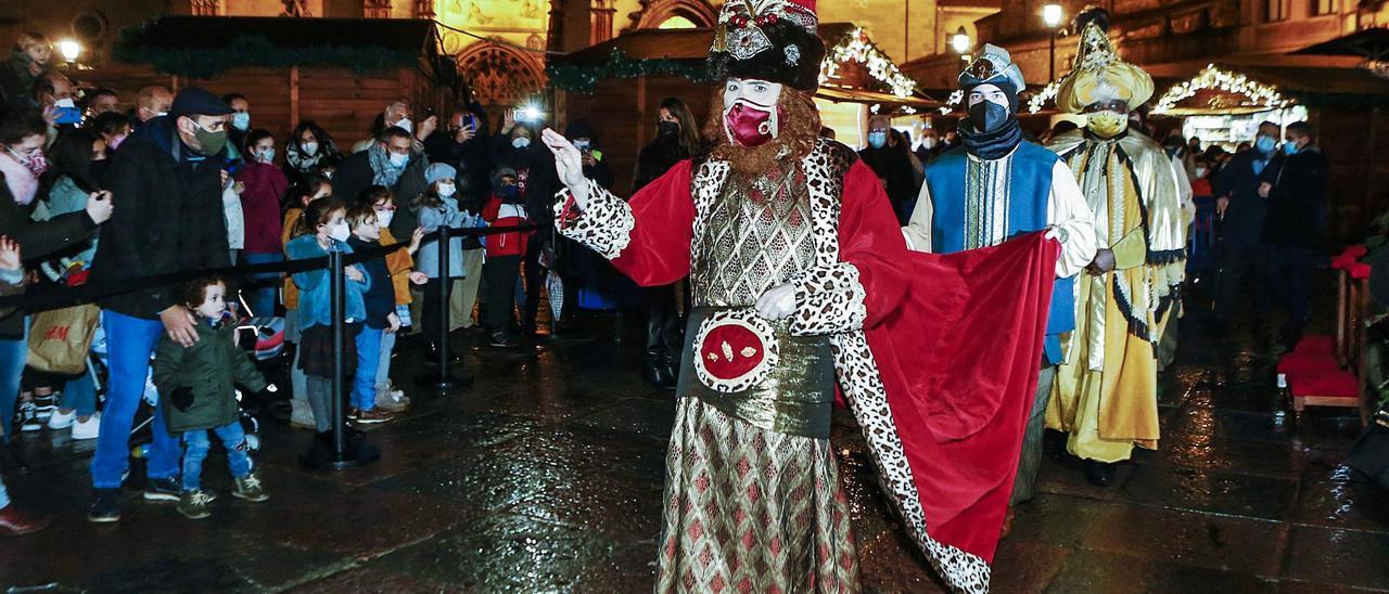 Melchor, Gaspar y Baltasar, a su llegada a la plaza de la Catedral. | |  JULIÁN RUS