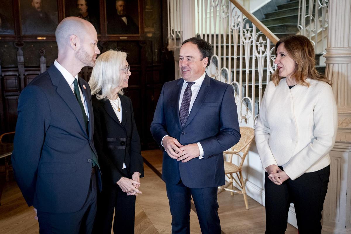 Kientz con Blanca Pons-Sorolla, Juanfran Pérez Llorca y María José Catalá.