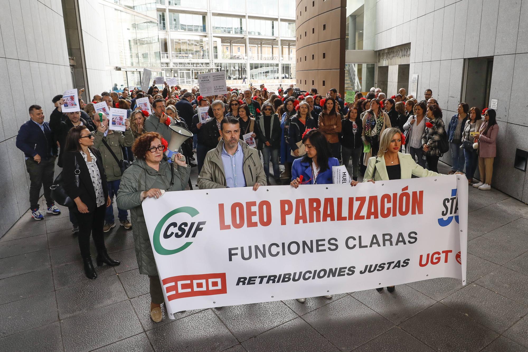 EN IMÁGENES: Los funcionarios de Justicia se manifiestan en Oviedo para reivindicar mejoras salariales