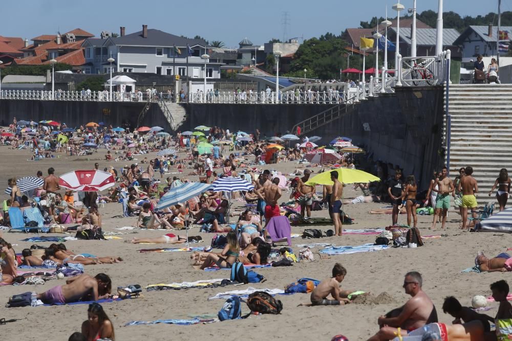 Domingo de calor y de atascos en Asturias