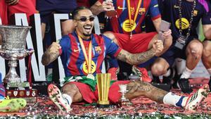 Barcelonas Brazilian forward #11 Raphinha celebartes with teammates after winning the Spanish Super Cup final football match between FC Barcelona and Real Madrid at the King Abdullah Stadium in Jeddah on January 11, 2026. (Photo by Fadel SENNA / AFP)