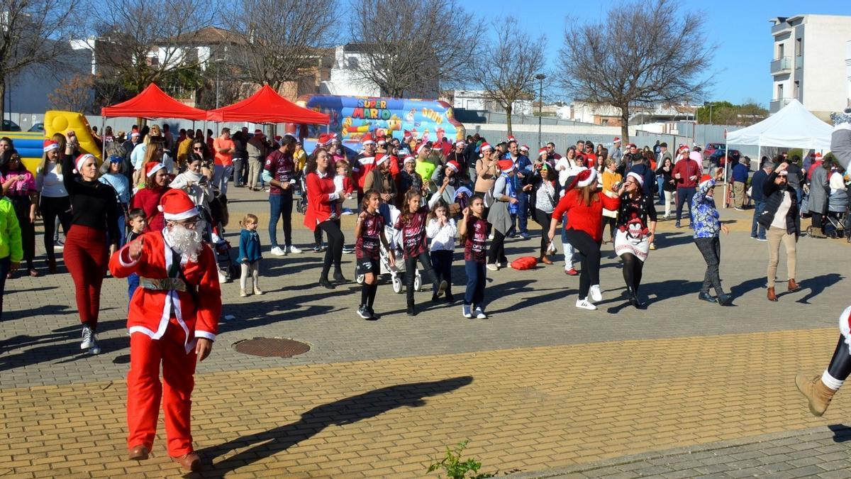 Participantes en una actividad solidaria que se celebró el 24 de enero, a favor de la asociación a la que pertenece la familia del niño.