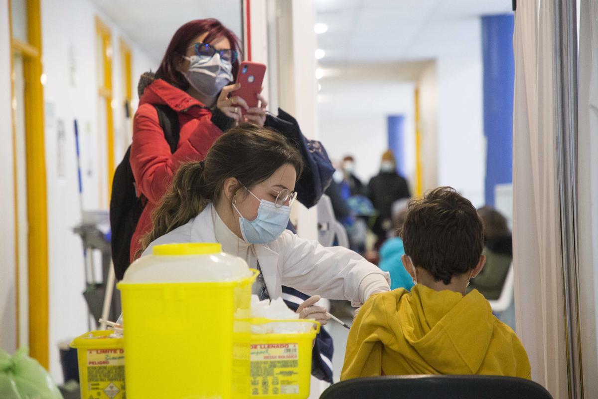 Niños y niñas se vacunan en el centro de salud Seminario (Zaragoza)