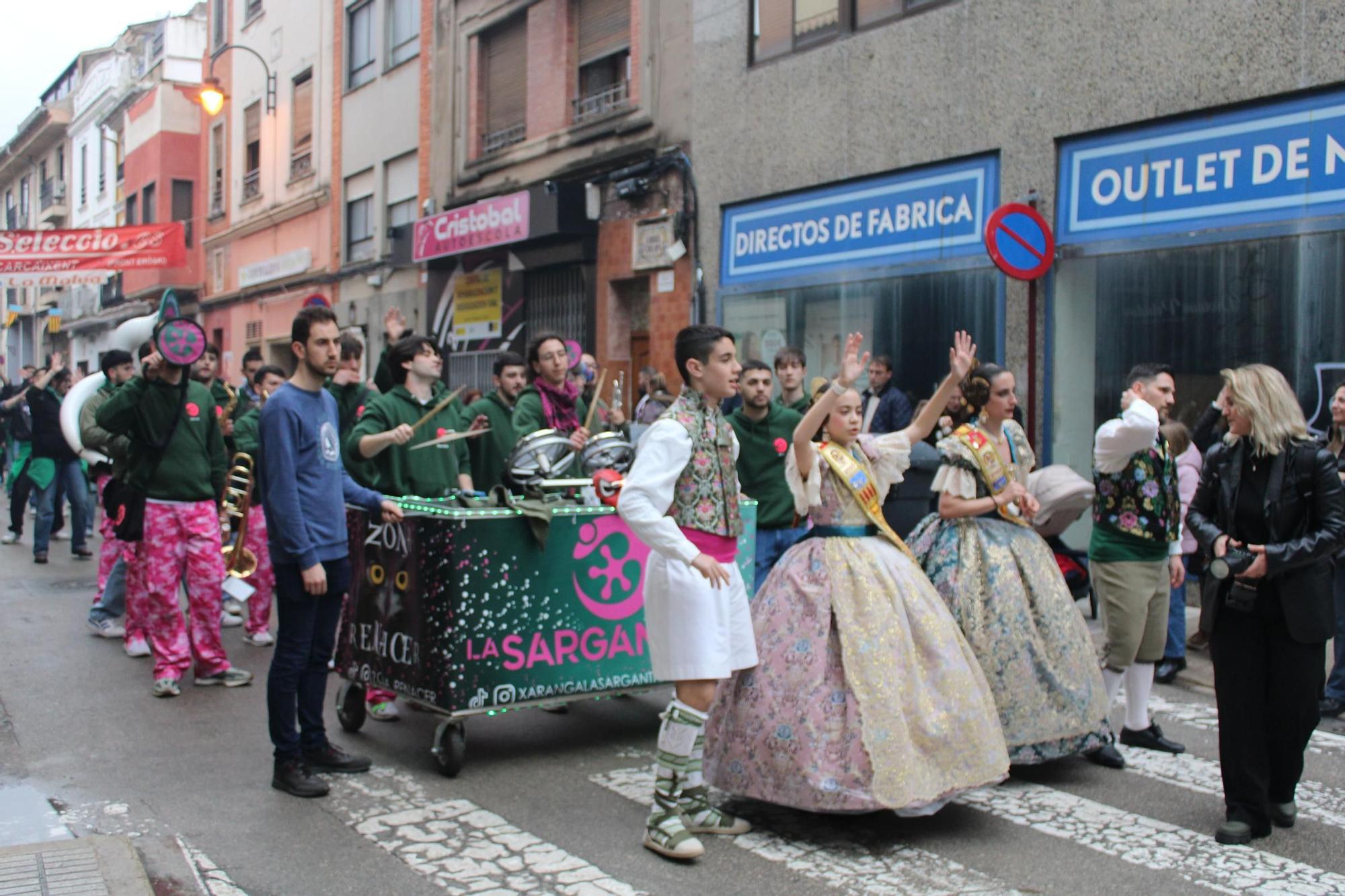Las comisiones falleras llenan Alzira de música y baile en el desfile de pasodobles
