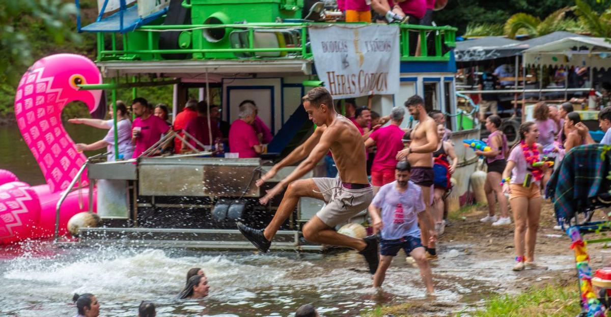 Un joven se lanza a las aguas del Mandeo. |   // CASTELEIRO/ROLLER AGENCIA