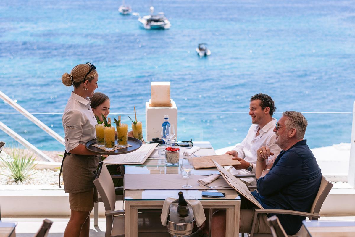 Cualquier momento es bueno para sentarse a la mesa en Amante Ibiza.