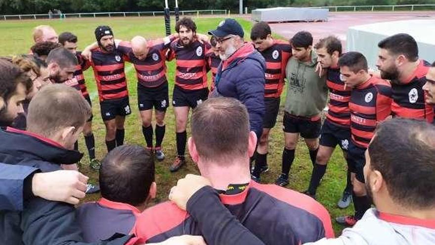 Javier Martínez imparte instrucciones en el partido jugado en Lugo.