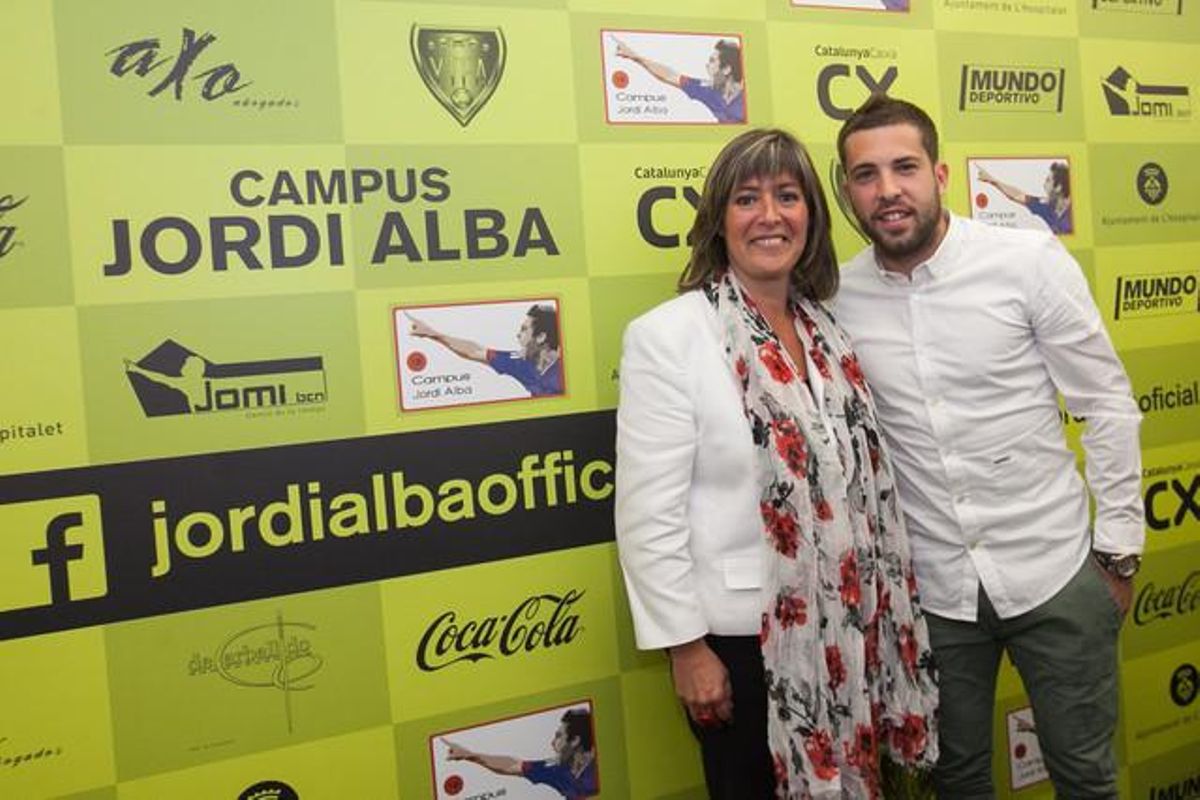 L’alcaldessa, Núria Marín, i el futbolista del FC Barcelona, Jordi Alba, durant la presentació del campus. L’alcaldessa, Núria Marín, i el futbolista del FC Barcelona, Jordi Alba, durant la presentació del campus.