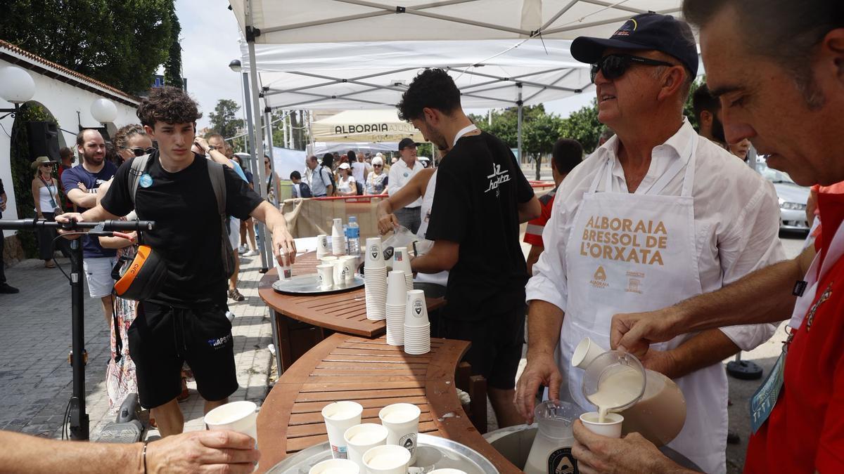 Reparto de horchata en el Día de la Horchata de Alboraia en 2025.