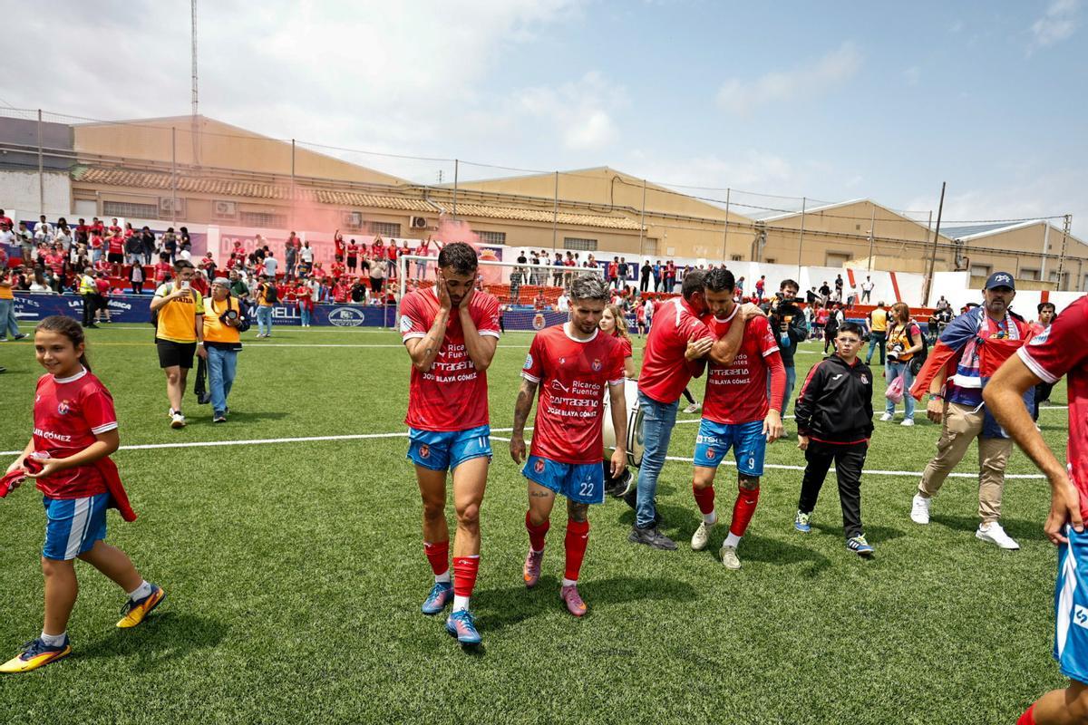 Los jugadores de la Deportiva Minera, desconsolados al final del partido ante el Lorca Deportiva