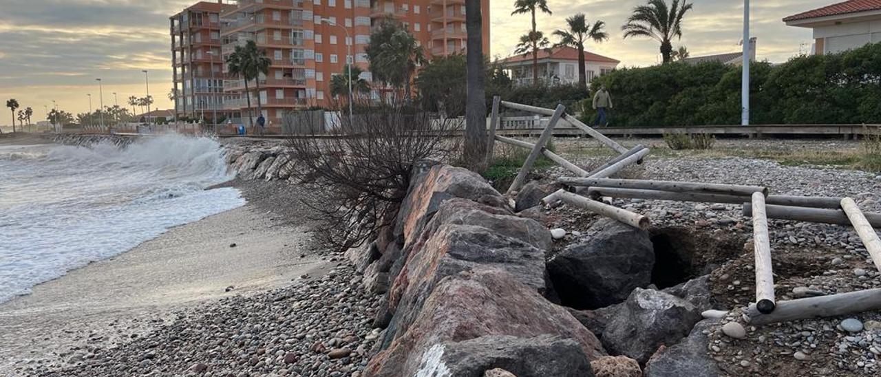 El oleaje golpea a la playa de Nules, como se puede ver en esta imagen de la zona del antiguo cámping.