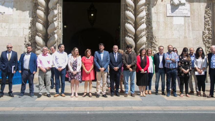 El Ayuntamiento se suma al minuto de silencio por el asesinato de una mujer en Alboraia