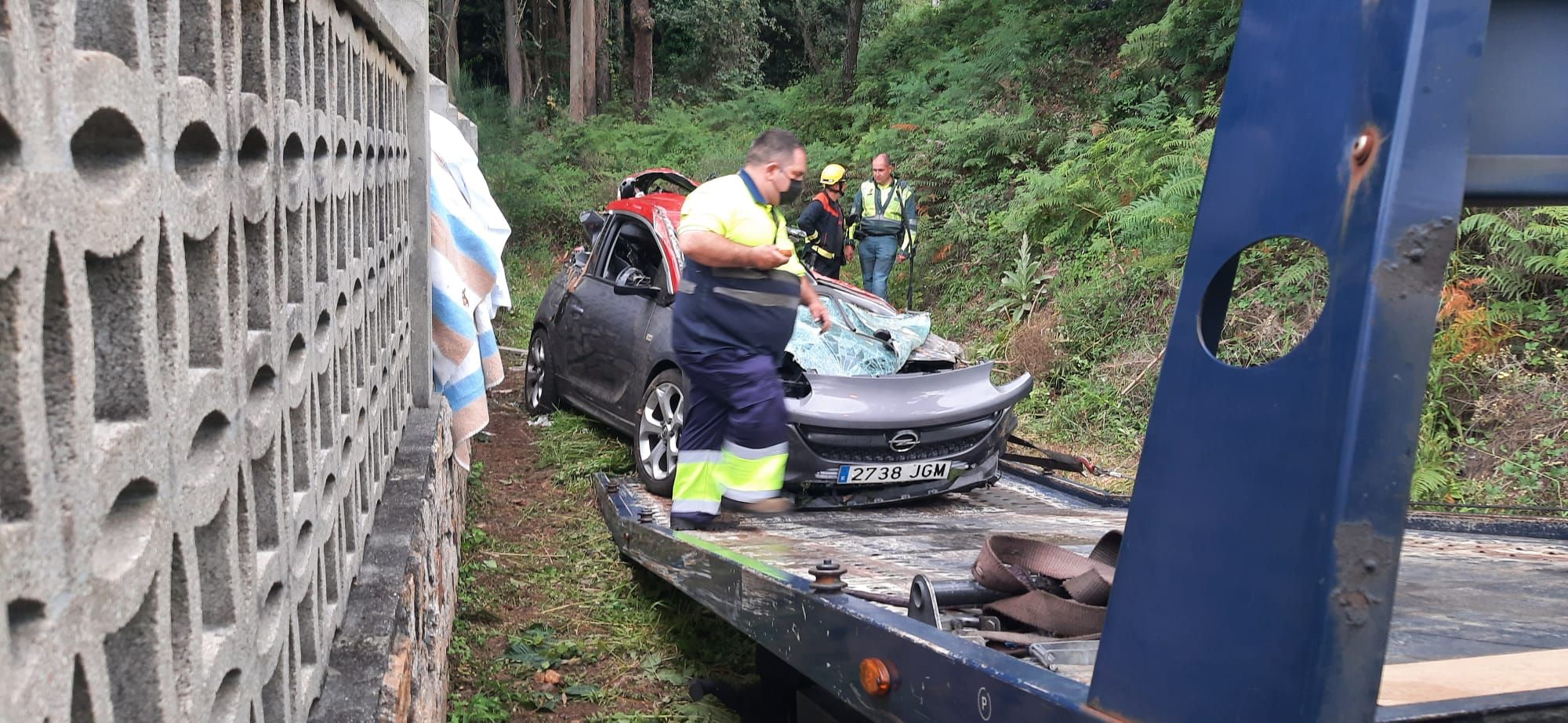 Un vigués muere tras caer con su coche por un terraplén en Cangas