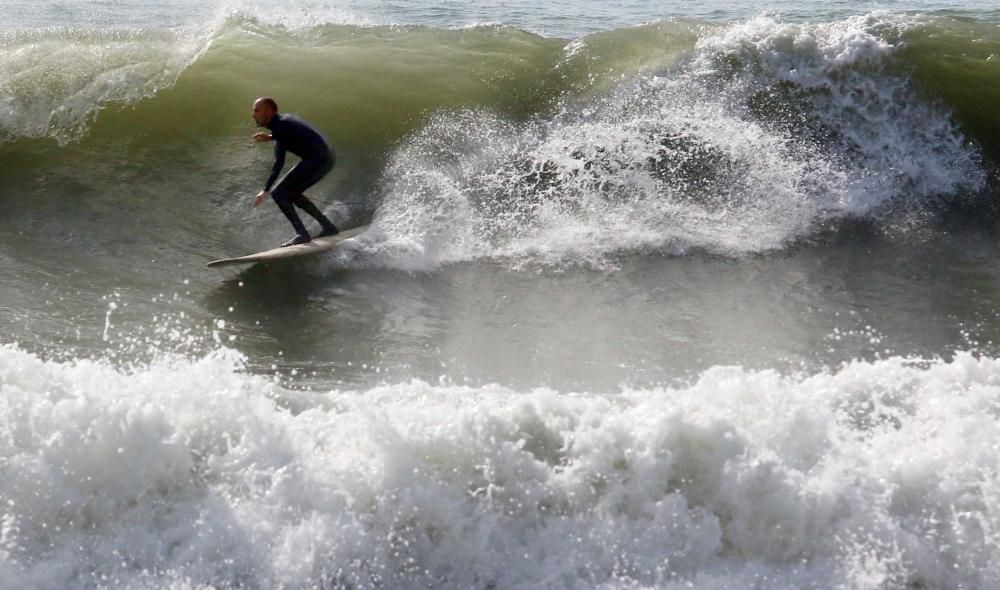 Las olas de 5 metros que se alcanzaron este miércoles en la costa malagueña fueron aprovechadas por unos pocos intrépidos surferos