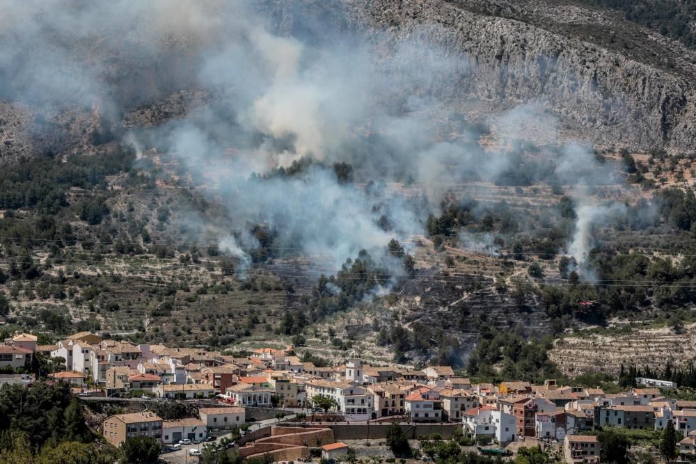 Incendio forestal en el pantano de Guadalest