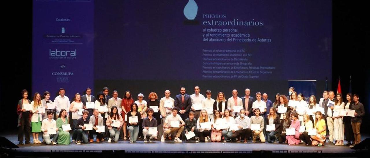 Todos los galardonados en la gala de premios extraordinarios de ESO posan junto al presidente del Principado, Adrián Barbón, en el centro, ayer en el teatro de la Laboral.