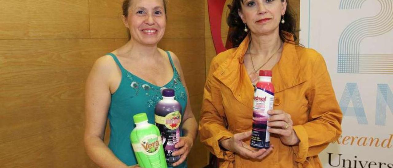 Las doctoras Enma Pinedo y Lucila Bravo Bosch, con productos naturales, ayer en Ourense. // Iñaki Osorio