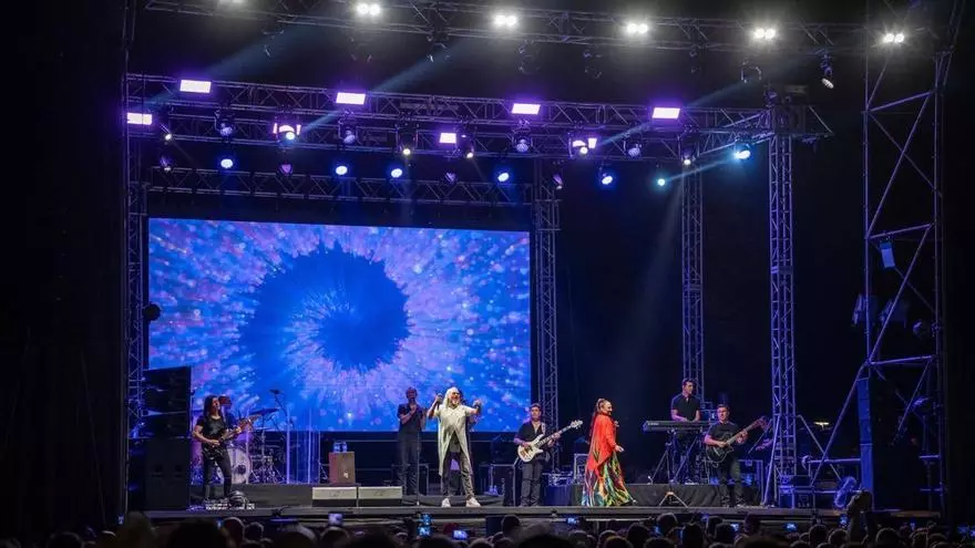 Video | Mérida canta a coro los grandes éxitos de Camela en un Acueducto de los Milagros abarrotado