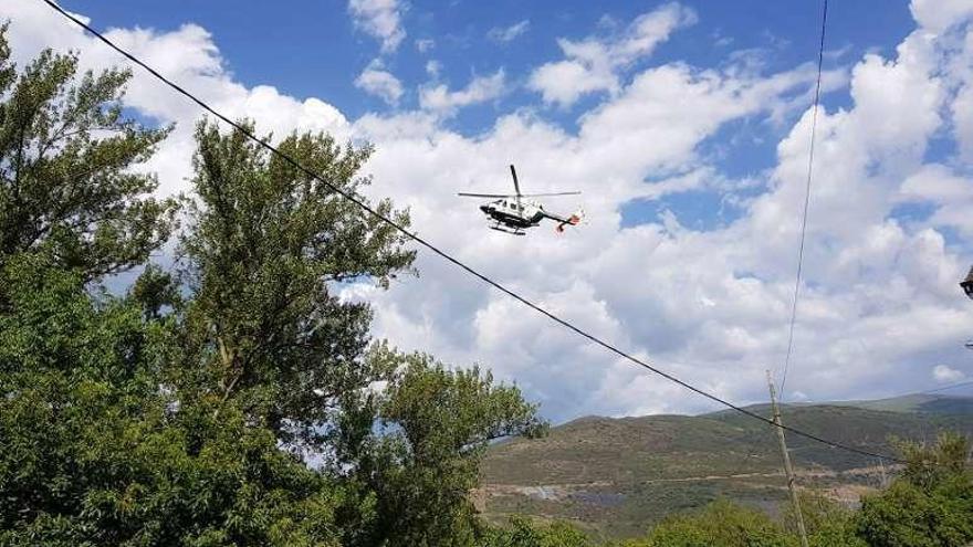 El helicóptero de la Guardia Civil, participando en la búsqueda. // FdV