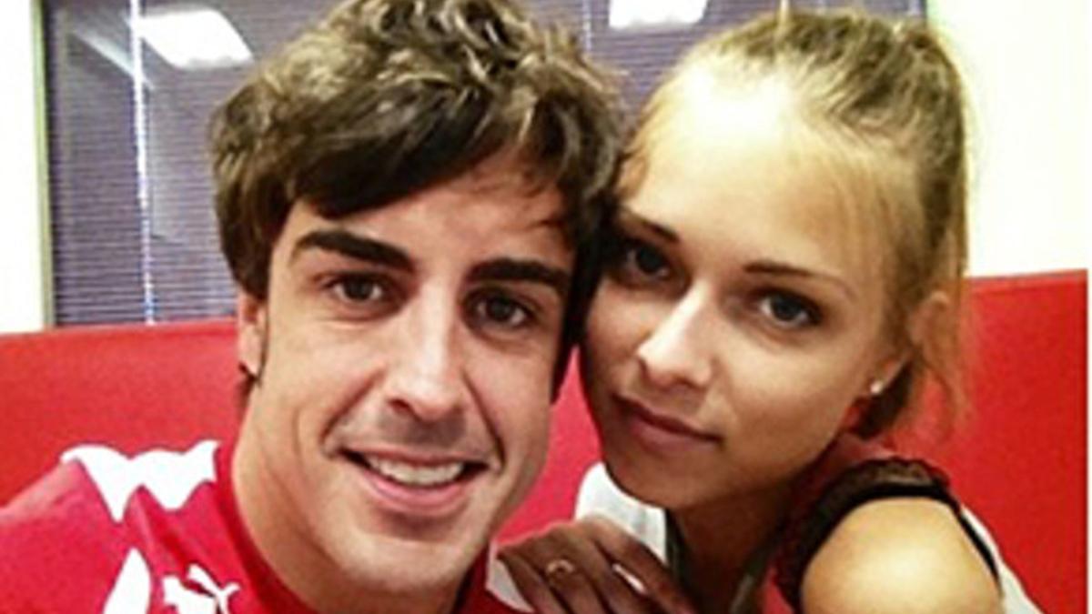 Fernando Alonso y Dasha Kapustina, en una de las fotos que el piloto asturiano ha colgado en internet