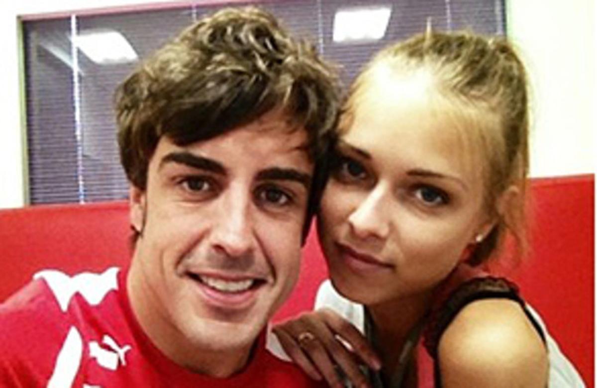 Fernando Alonso i Dasha Kapustina, en una de les fotos que el pilot asturià ha penjat a internet.