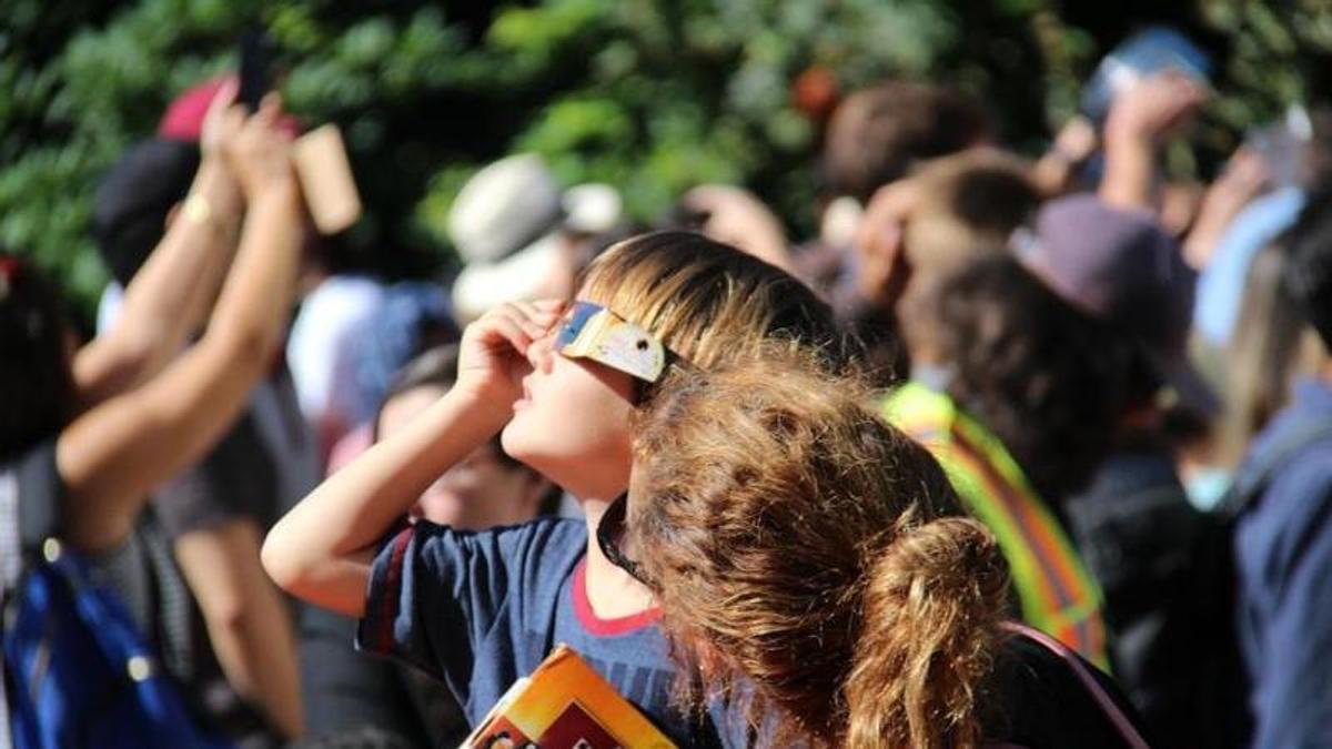 Auch die Kinder freuen sich auf die Sonnenfinsternis auf Mallorca.