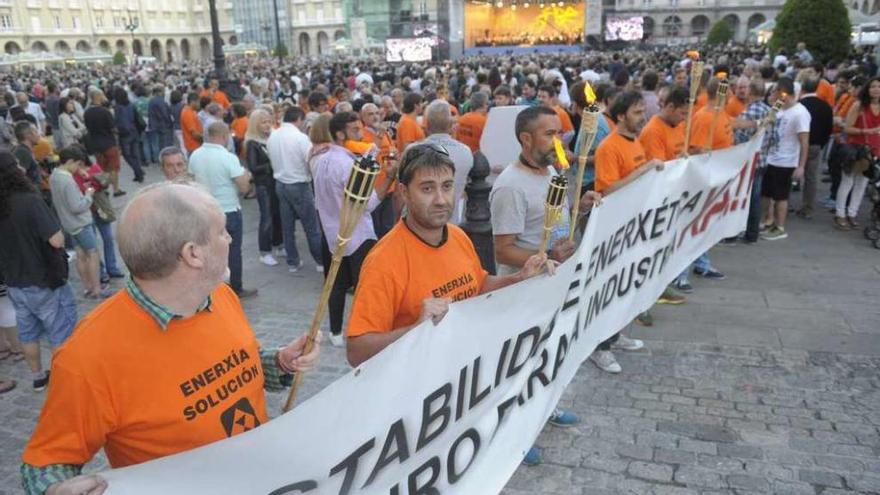 Protesta de los trabajadores de Alcoa, ayer, en A Coruña.