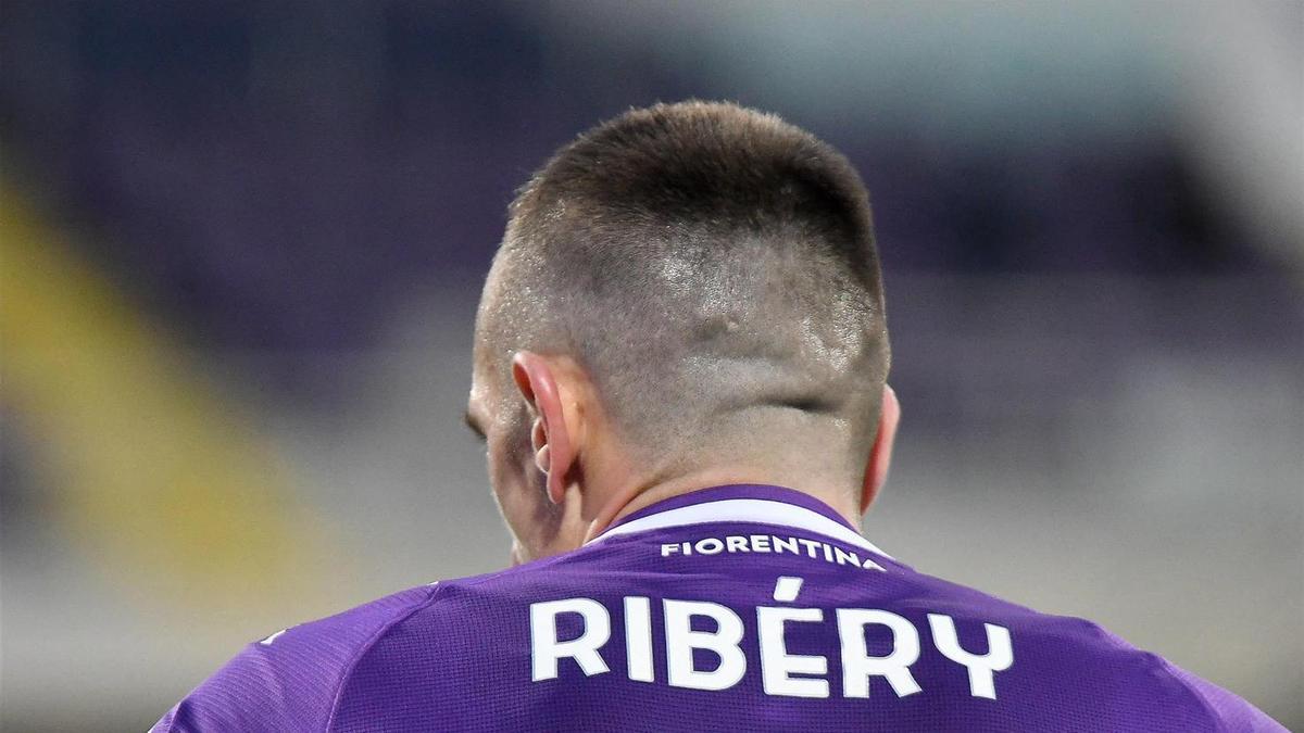 Ribéry disputando un partido con la Fiorentina