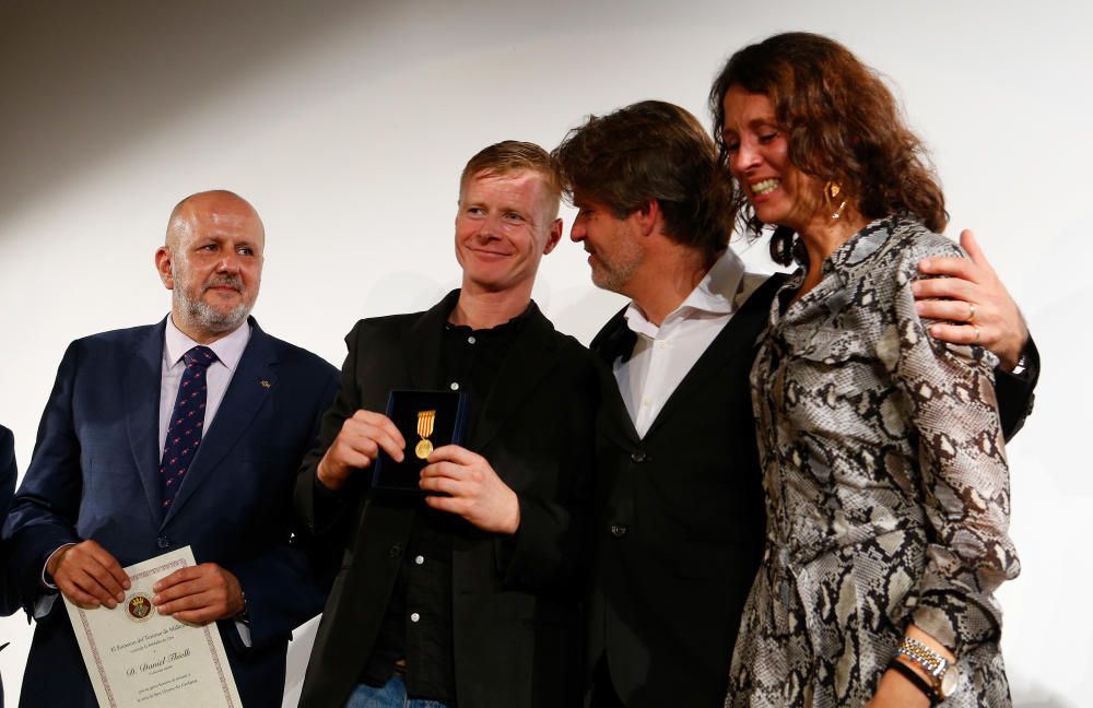 El ciclista Daniel Thielk, junto con David Robinson, padre de Úrsula y Artur, y su cuñada Bel Literas