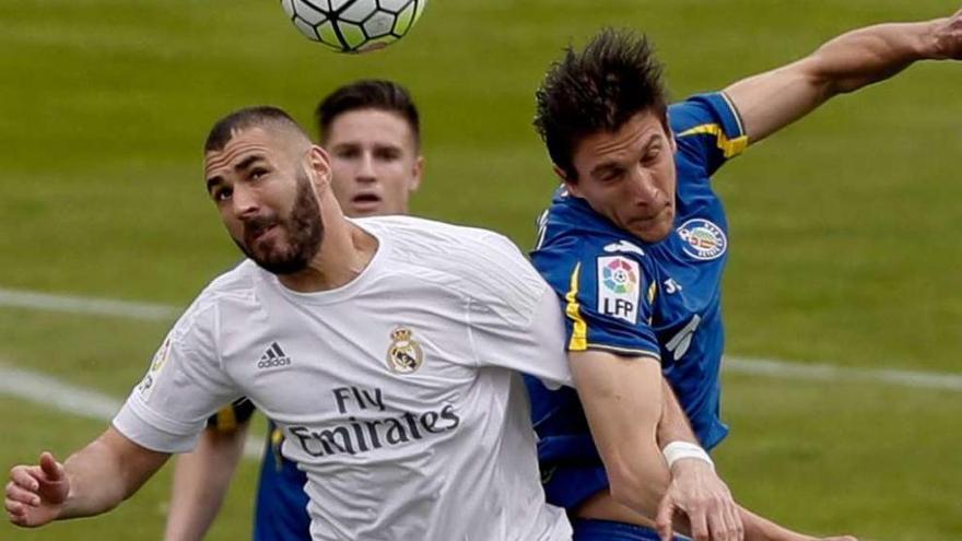 Benzema salta con Vergini, en una jugada del partido de ayer.