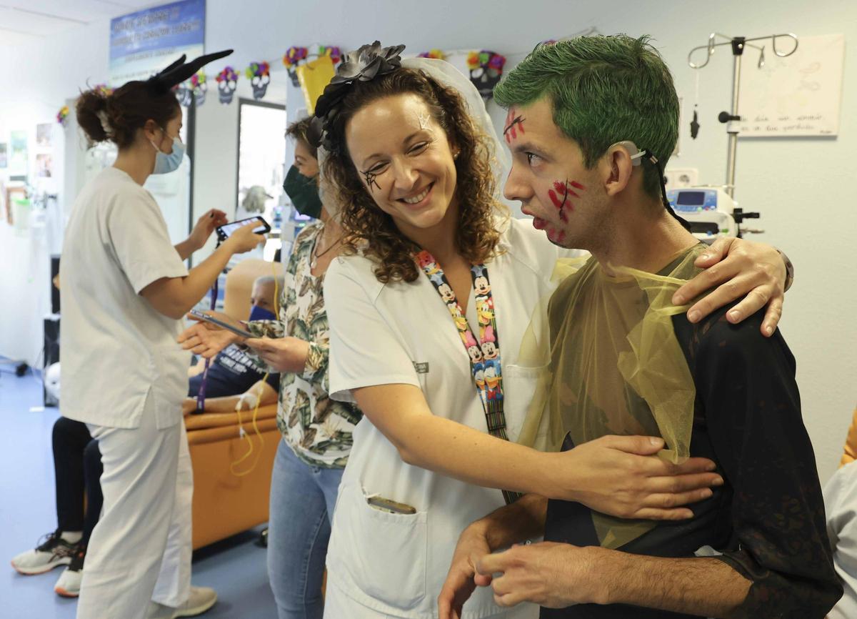 El Hospital de Sant Joan humaniza la atención al paciente oncológico con disfraces del personal de Enfermería y decoración de Halloween realizada por el Centro San Rafael El Hospital de Sant Joan humaniza la atención al paciente oncológico con disfraces del personal de Enfermería y decoración de Halloween realizada por el Centro San Rafael
