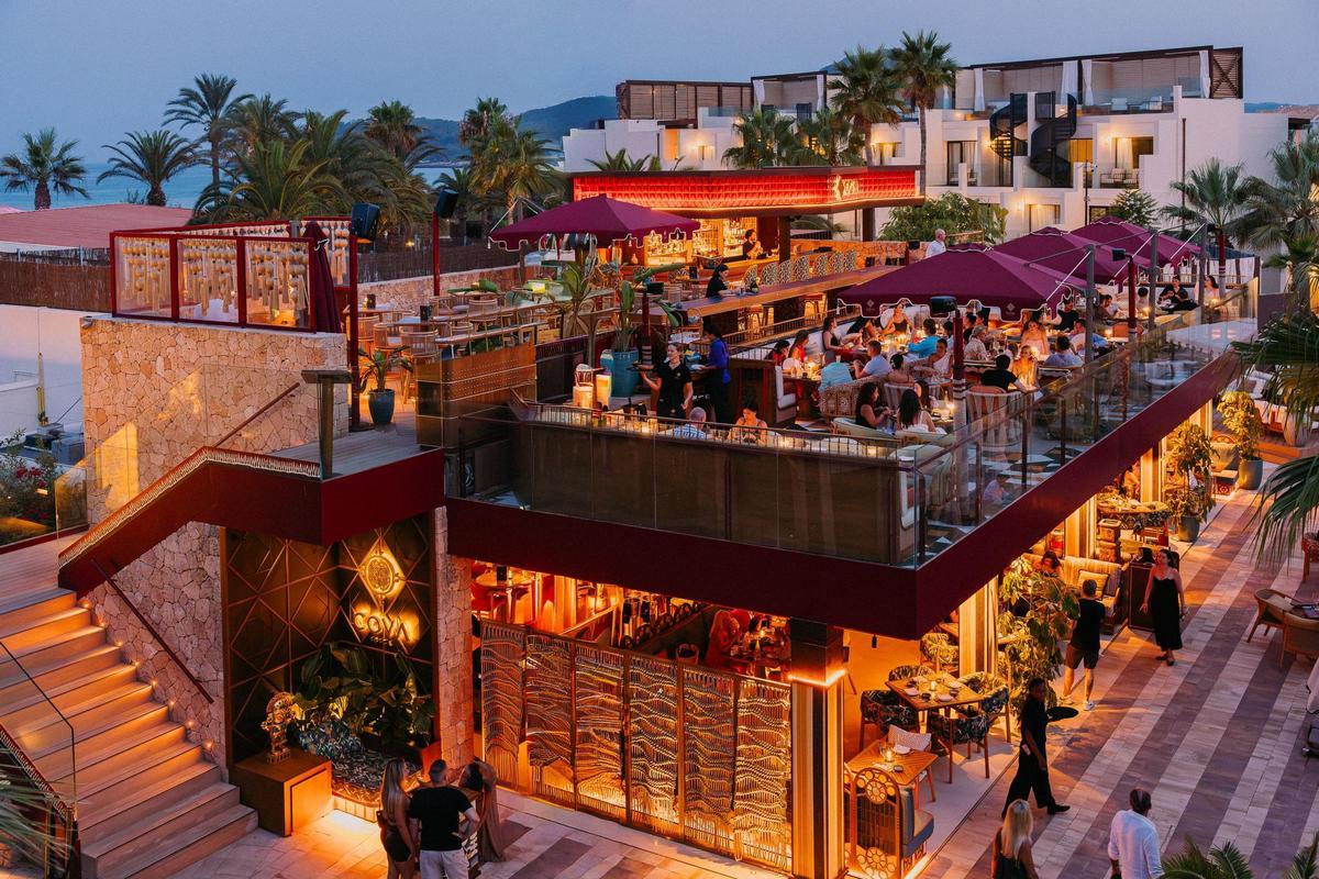 El restaurante COYA está abajo y el Rooftop Pisco Bar en la parte superior.