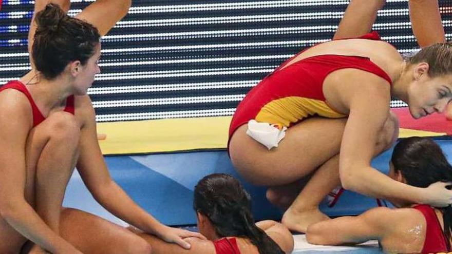 Las jugadoras españolas se lamentan al final del partido.