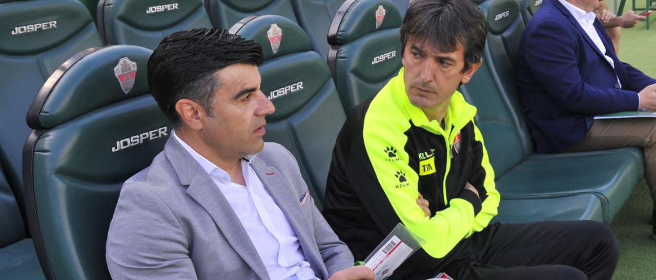 El director deportivo del Elche, Nico Rodríguez, y el entrenador, Pacheta, en el banquillo.